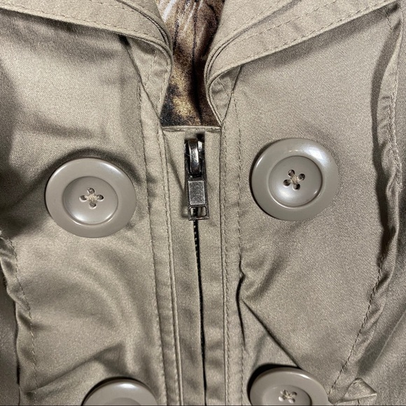 LUII Women’s coat. Ruffles and buttons up the front. Zips closed. 3/4 sleeves. S - Picture 6 of 7